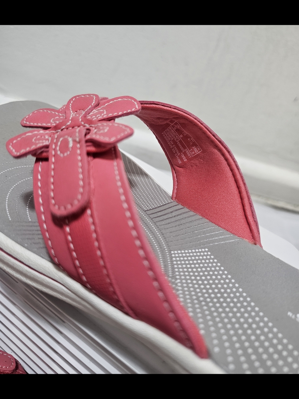 Clarks Women's Pink Gray Floral Thong Sandals Slip On Leather Cushioned Size 10 - Picture 10 of 16